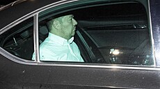 Okamura v aut cestou na schzku, která se protáhla do noci.