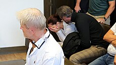 Zpvaka se po oznámení odroení rozplakala, anda zstal sedt v popedí.