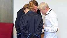 Jindich anda diskutuje s právníky