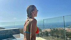 Zuzana Belohorcová si uívá bazénu.