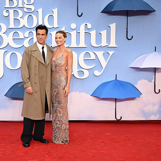 Margot Robbie a Colin Farrell pod detnky z plaktu filmu. Symbolick pozad premiry  nebe pln modrch detnk jako metafora romantiky, melancholie a druhch anc..