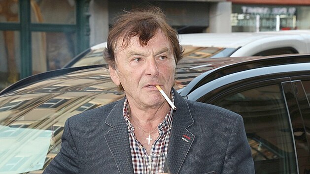 Pavel Tr�vn��ek na cigaret�