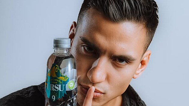 Voda Cristiana Ronalda m do eska: Marketing ve stetu s realitou