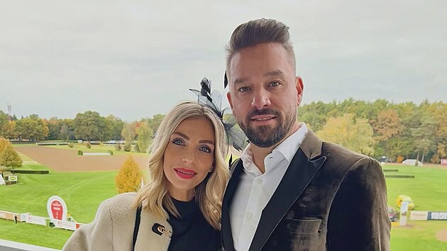 Slavní na Velké pardubické: Matt Field s manželkou, Švancarovi, módní elita a ženy byznysu