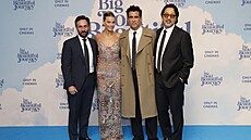 Margot Robbie a Colin Farrell s reisérem Kogonadou a producentem filmu Tvrí...