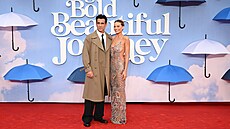 Margot Robbie a Colin Farrell pod detníky z plakátu filmu. Symbolické pozadí...