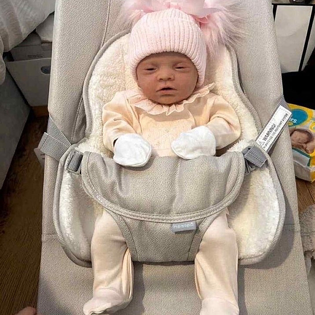 Žena přiznala, že předstírala těhotenství. Skotka místo dítěte ukazovala panenku