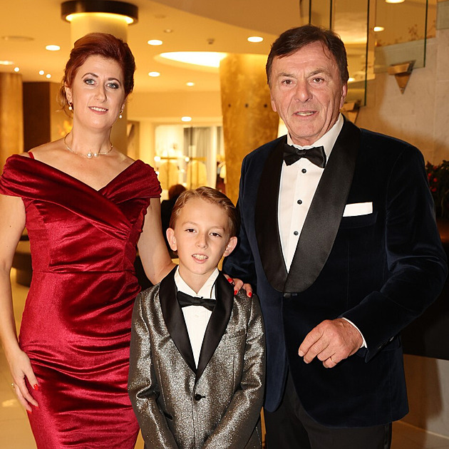 Trávníček má za sebou operaci srdce a leží na JIP. Znovu se narodil, uvedla manželka