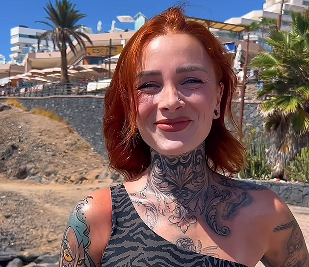Miška se vysmívá Honzovi. Dělá si legraci z jeho meditace i z rozchodu