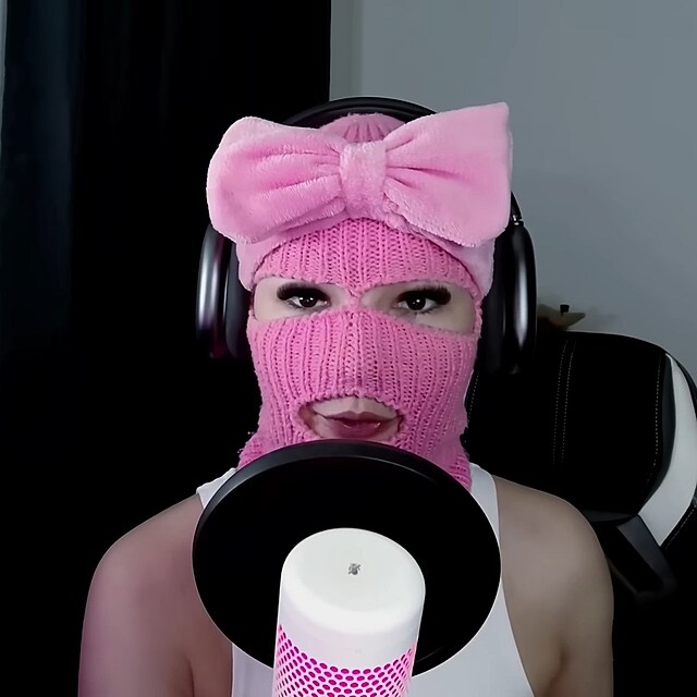 Shopaholicadel se zhroutila a boj� se vych�zet ven. M� za t�m st�t maskovan� Vlad�na.