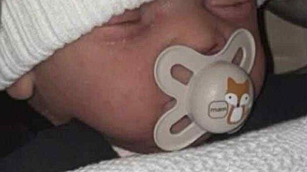 Dvaadvacetilet Kira Cousins z Airdrie ve Skotsku okovala rodinu, ptele i sociln st. Po mscch, kdy sdlela fotky z thotenstv, falen ultrazvuky a pbh o porodu, se ukzalo, e dn dt nikdy neexistovalo.