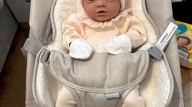 Dvaadvacetilet Kira Cousins z Airdrie ve Skotsku okovala rodinu, ptele i sociln st. Po mscch, kdy sdlela fotky z thotenstv, falen ultrazvuky a pbh o porodu, se ukzalo, e dn dt nikdy neexistovalo.