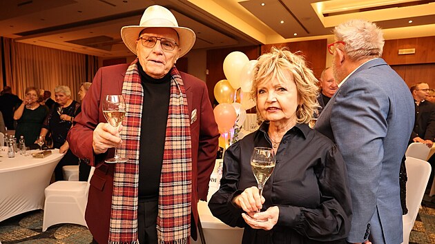 Oslava 75. narozenin Pavla Tr�vn��ka: Jan P�eu�il a Eva Hru�kov�