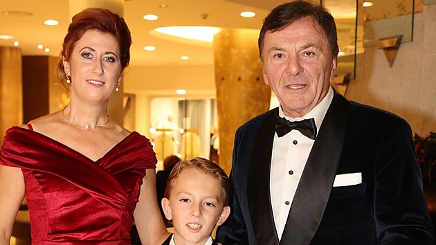 Oslava 75. narozenin Pavla Tr�vn��ka: Oslavenec s man�elkou Monikou a synem Maxmili�nem