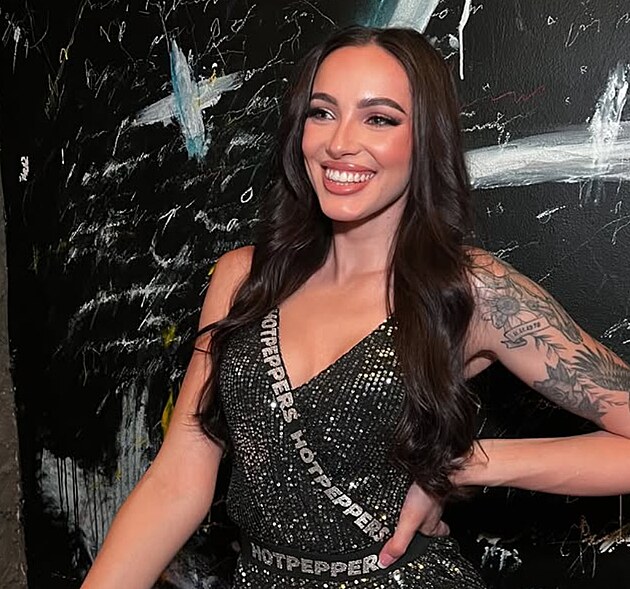 Adriana z Love Islandu pracuje v Hot Peppers