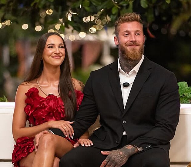 Adriana z Love Islandu pracuje v Hot Peppers