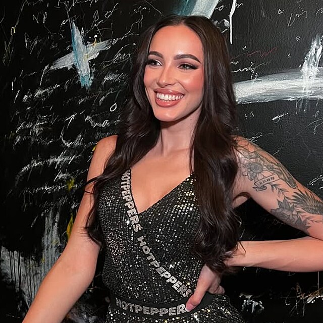 Adriana z Love Islandu pracuje v Hot Peppers