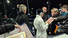 Kluk s kamením �eká na leti�ti na Katy Perry