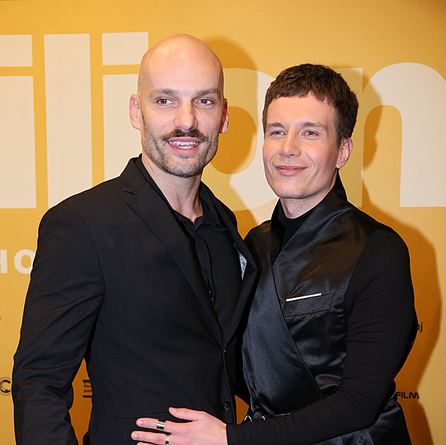 Modlitba za zdraví skončila na ledovce rozbitým obličejem. Herec Krejčík musel na pohotovost