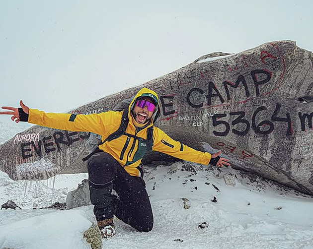Další influencer na Everestu. Immanuel Adenubi je v Base Campu a pálí do Separa