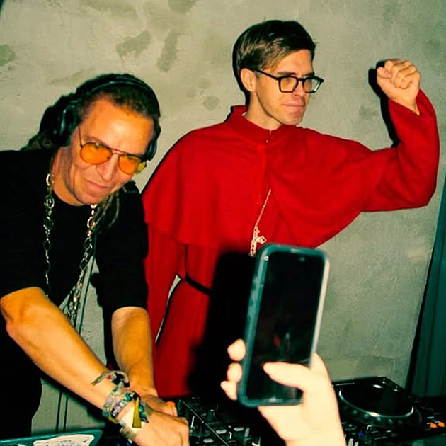 Bartoš a Špaček to rozjeli na párty Sugar Denny. Bartoš ovládl i DJ pult