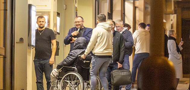 Modertor sed na vozku, kolem nj kolegov ze show i ptel.