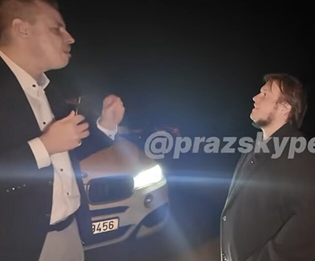 Poslanec JIndich Rajchl pi slovn pestelce s Vojtchem Penkem.