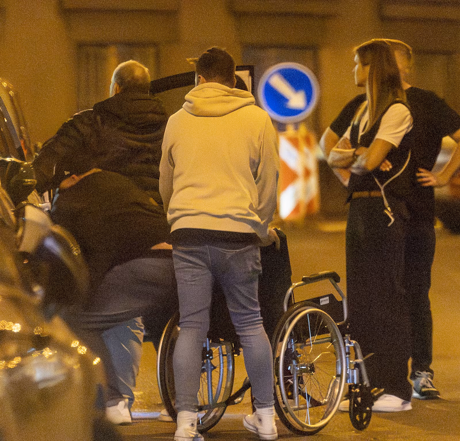 idi Leoe Maree pomh Hezuckmu nasednout do auta.