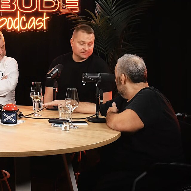 Patrik Hezuck� na voz�ku. Tvrd�, �e �lo o vir�zu, ale p�sob� slab� a unaven�.