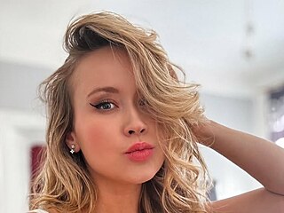 Skandl na premie Virtuln ptelkyn: Protagonistku v podivnm stavu...