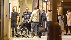 Moderátor sedí na vozíku, kolem n�j kolegové ze show i p�átelé.