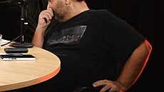 Patrik Hezucký na vozíku. Tvrdí, �e �lo o virózu, ale p�sobí slab� a unaven�.