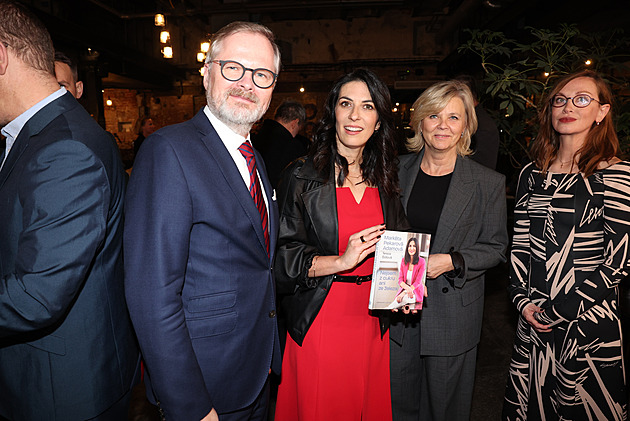 Romantická scéna na křtu Markéty Pekarové: Manžel Tomáš přinesl skleničku i polibek!