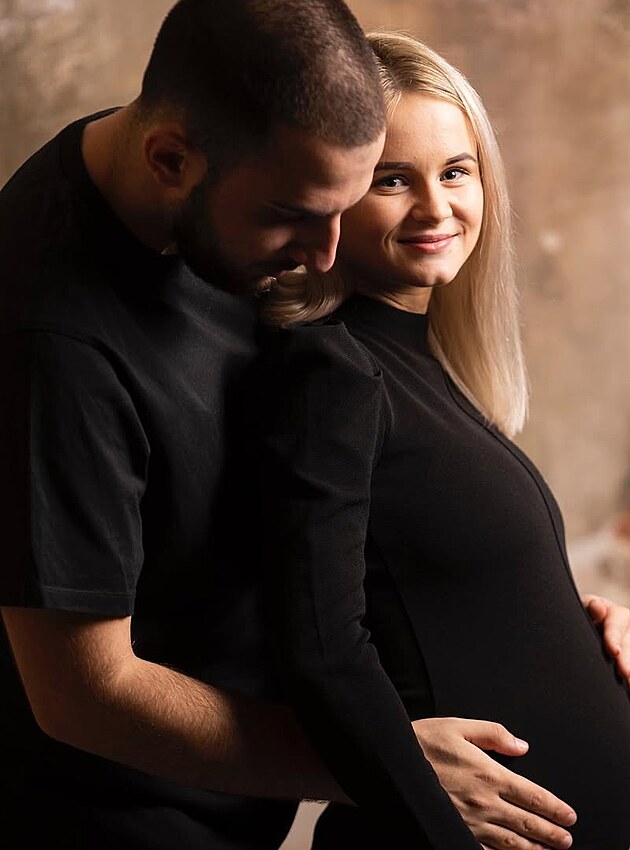 Mike Oganesjan s manelkou Simonou