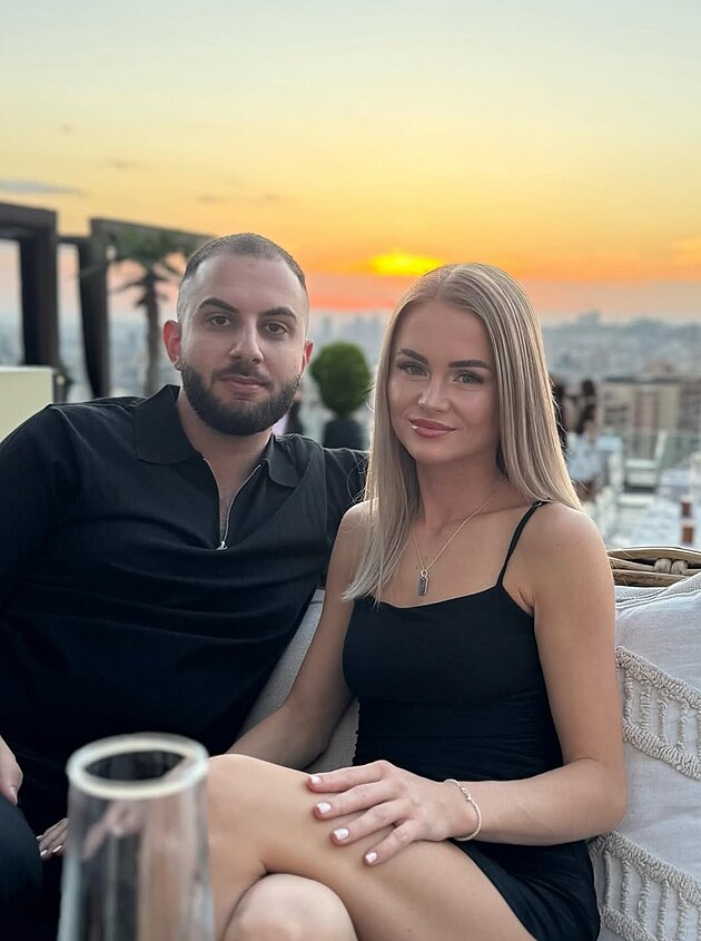 Mike Oganesjan s manelkou Simonou