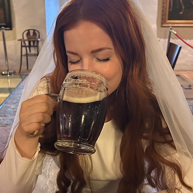Kate�ina Bl�hov� ve svatebn�m, ale bez prst�nku...