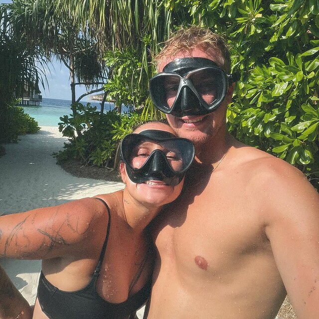 Mark�ta Vondrou�ov�, Andrew Paulson