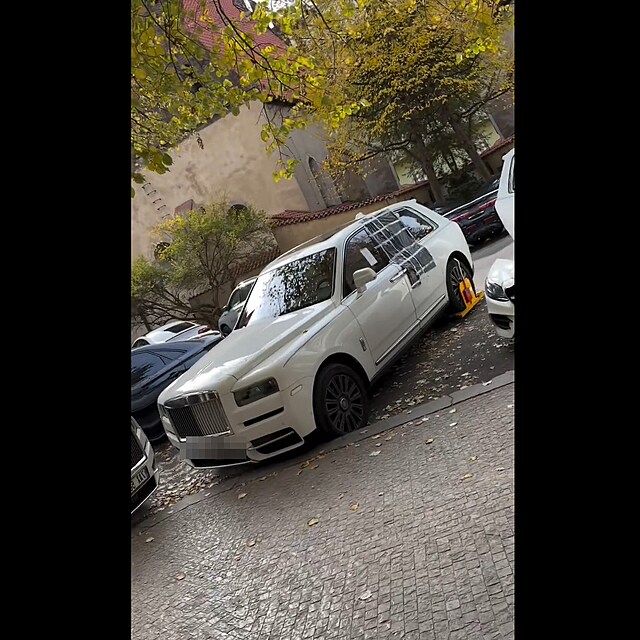 Rolls-Royce Cullinan obl�ben�ho moder�tora Leo�e Mare�e je odstaven� v Pa��sk� s rozml�cen�m oknem.