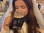 Kateina Bláhová ve svatebním, ale bez prstýnku...