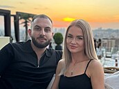 Mike Oganesjan s manelkou Simonou