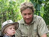 Tíletý Robert Irwin na legendární fotce s tátou Stevem