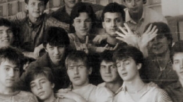 Patrik Hezuck� jako student mezi spolu��ky, v prn� �ad� od shora.