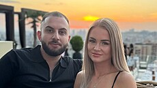 Mike Oganesjan s manelkou Simonou