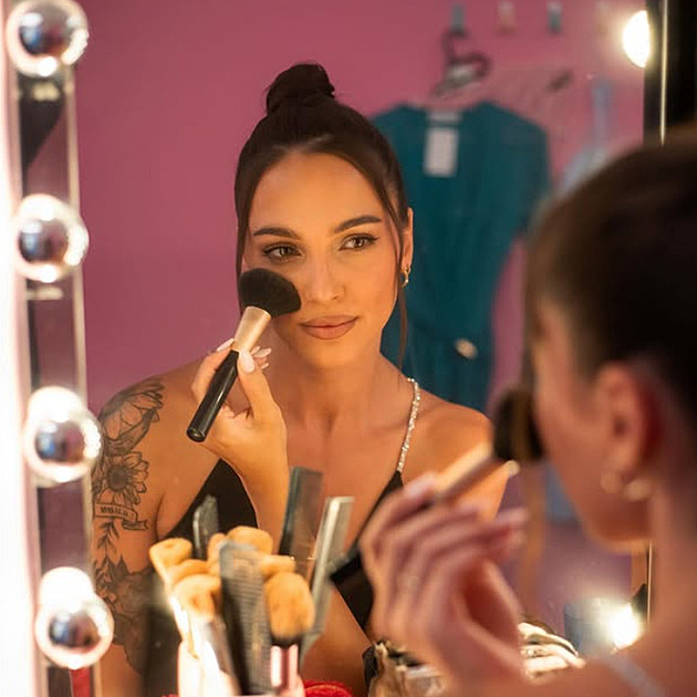 Adriana z Love Islandu se pěkně vybarvila. Arogantně odmítá platit za ustájení svého koně