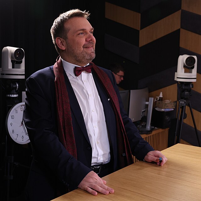 Martin Baxa zaujat� sleduje sv� fotky.