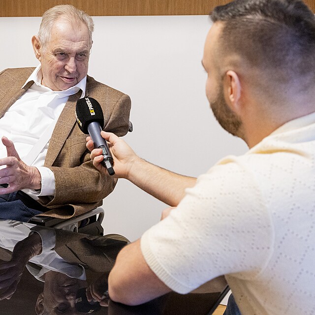 Milo� Zeman pozval redakci Expresu k sob� do sv� kancel��e a vznikl velk�...