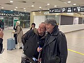 Drupi je v Praze. Na letiti se fotil s fanouky.