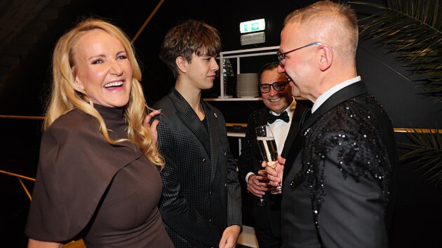 Hrd� matka Vendula, syn Jakub a rodinn� p��tel� Pavel V�tek a Janis Sidovsk�