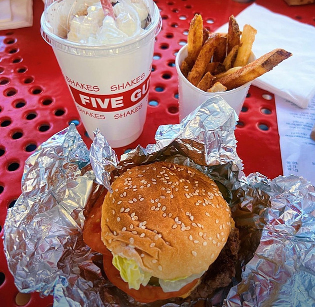 Five Guys otevírá pobočku v Praze. Starej Fotr a JdemeŽrát už ji vyzkoušeli