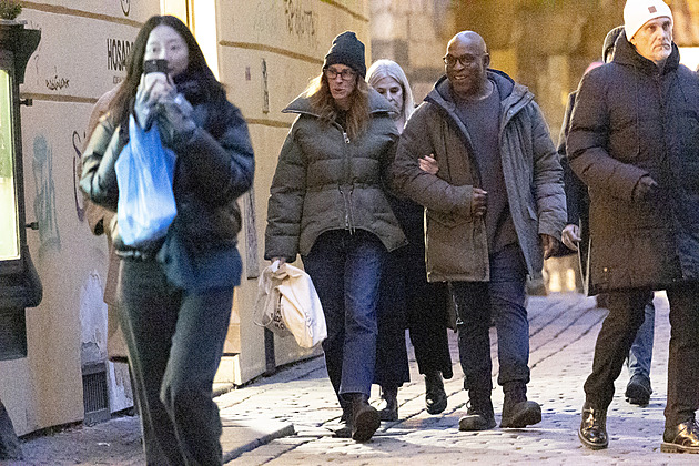 KOMENTÁŘ: Netflix rád nakupuje, Julia Robertsová taky. No a co má být?